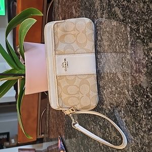 Coach Signature Double Zip Wristlet EUC
